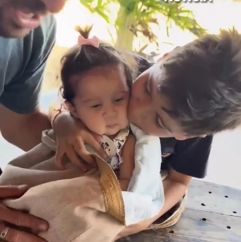 Pai coloca bebê em bolsa para protegê-la do sol e vídeo repercute
