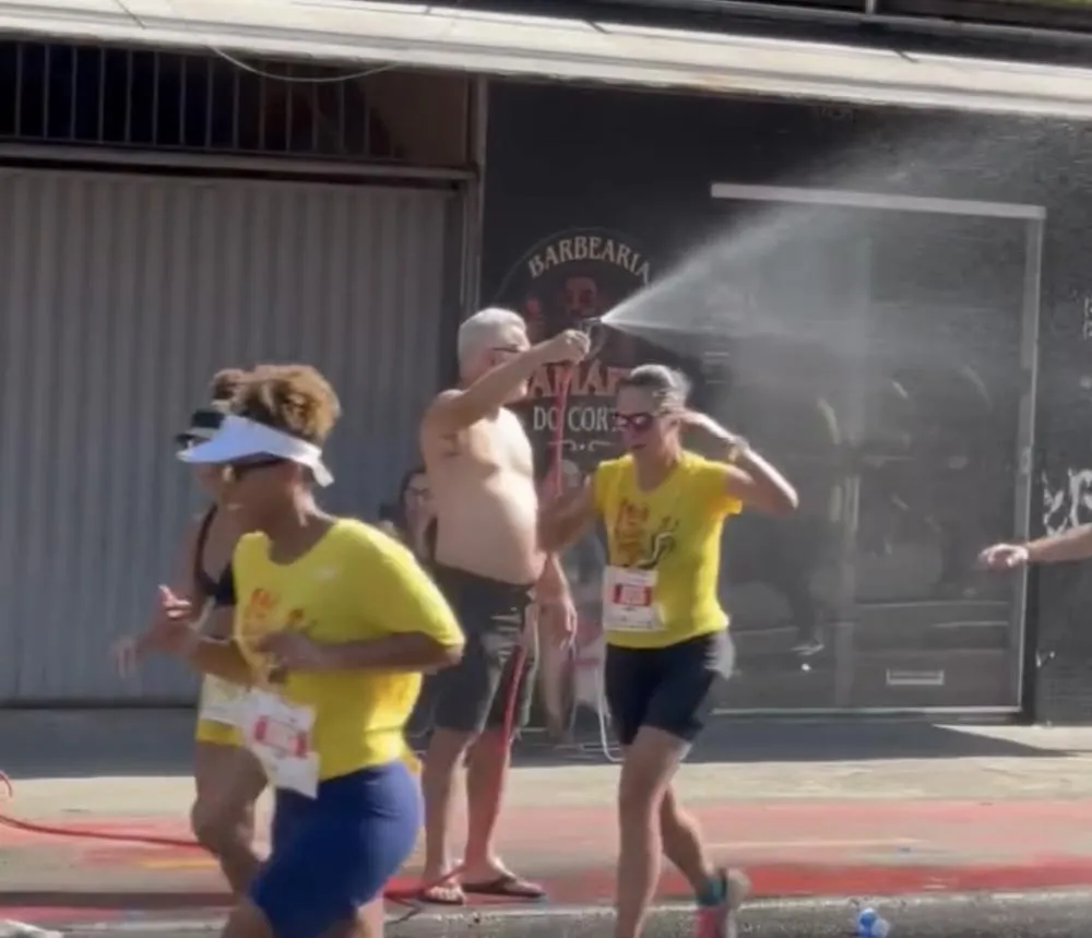 Morador usa mangueira para refrescar corredores durante prova no ES