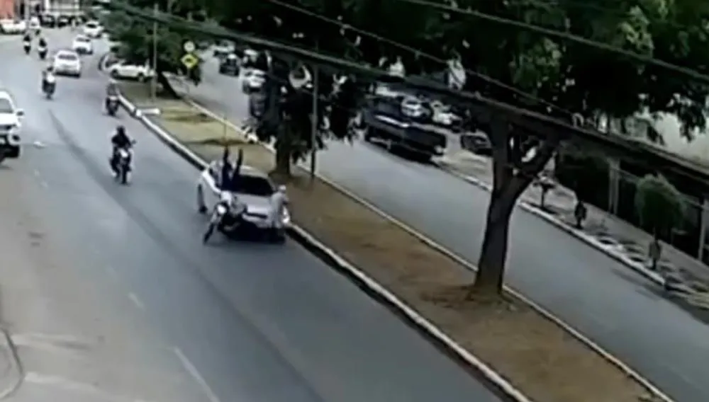 Idoso morre atropelado por carro em Cuiabá após moto ser atingida