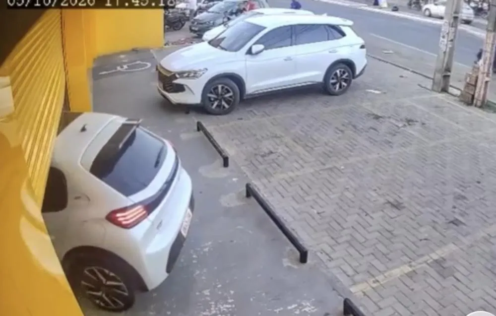 Motorista perde controle, atinge motociclista e invade loja na BR-316