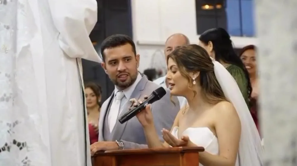 Noiva pega microfone e surpreende convidados cantando