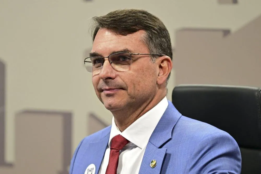 Flávio Bolsonaro fala em mudar a Constituição com maioria no Congresso