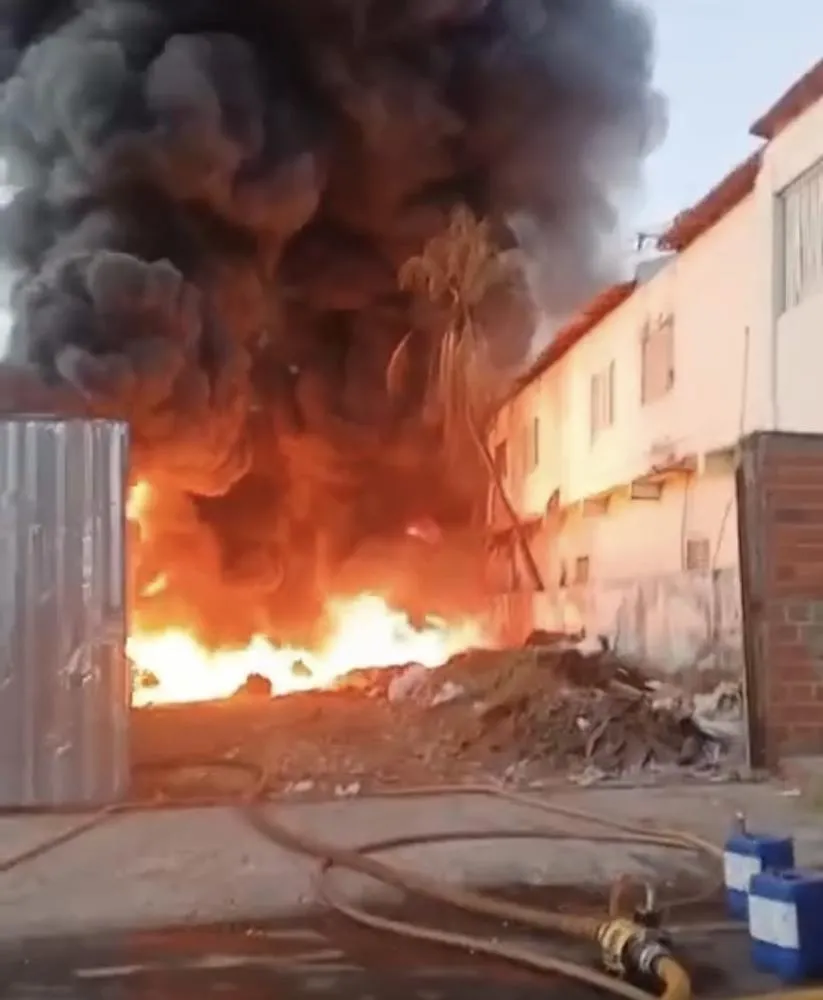 Fogo em depósito de reciclagem atinge casas na zona Sul de Teresina