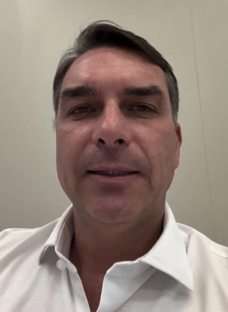 Flávio Bolsonaro volta atrás e confirma presença em debate da Band