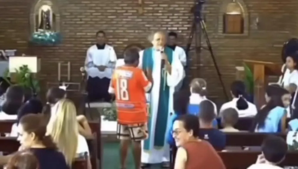 Homem com camisa do River-PI interrompe missa em Goiás e diverte fiéis