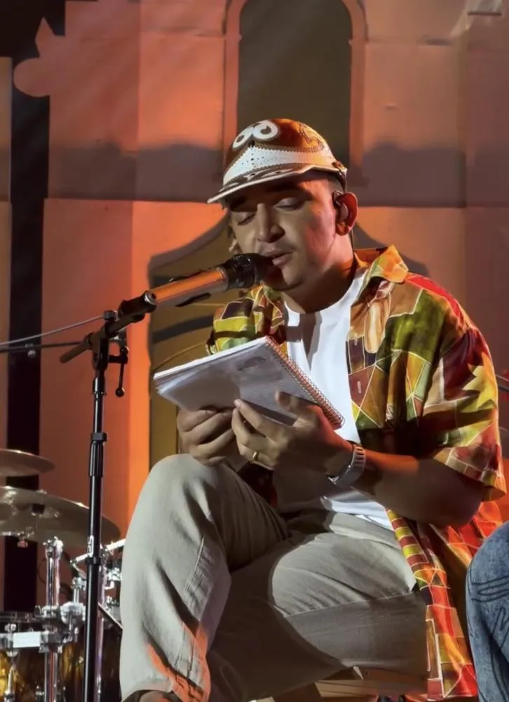 Cantor João Gomes se posiciona politicamente durante show em Londrina