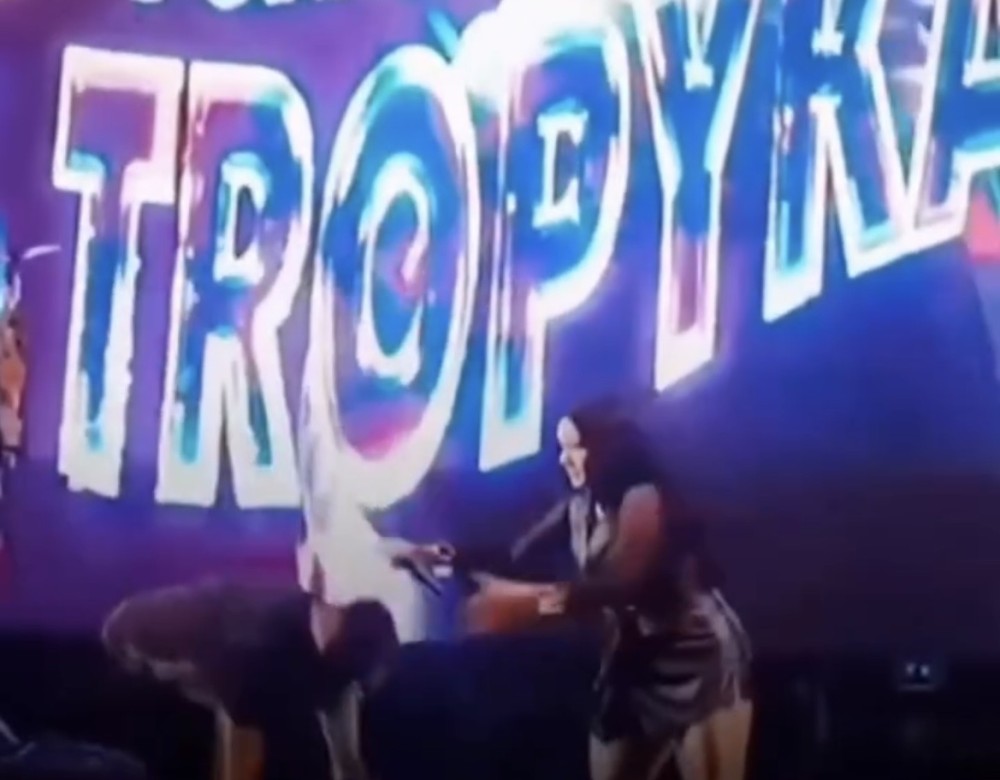 Cantor do Forrozão Tropykália cai de palco durante show em PE