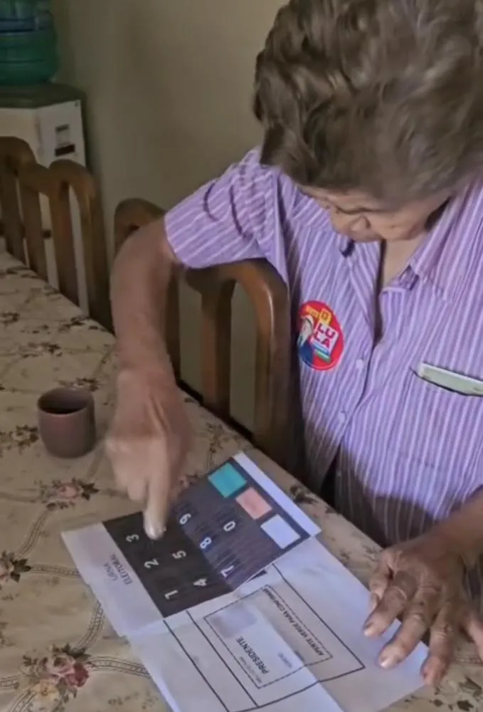 Idosas treinam em urna de papel para votar no segundo turno e encantam a web