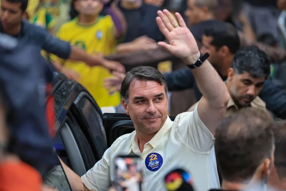 Flávio Bolsonaro fugiu para os EUA e solicitou asilo a Donald Trump 
