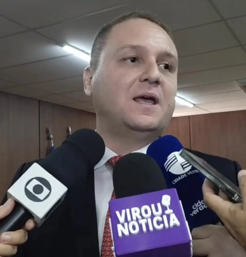 Câmara adia votação de reajustes salarial e estuda incluir mais categorias de servidores 