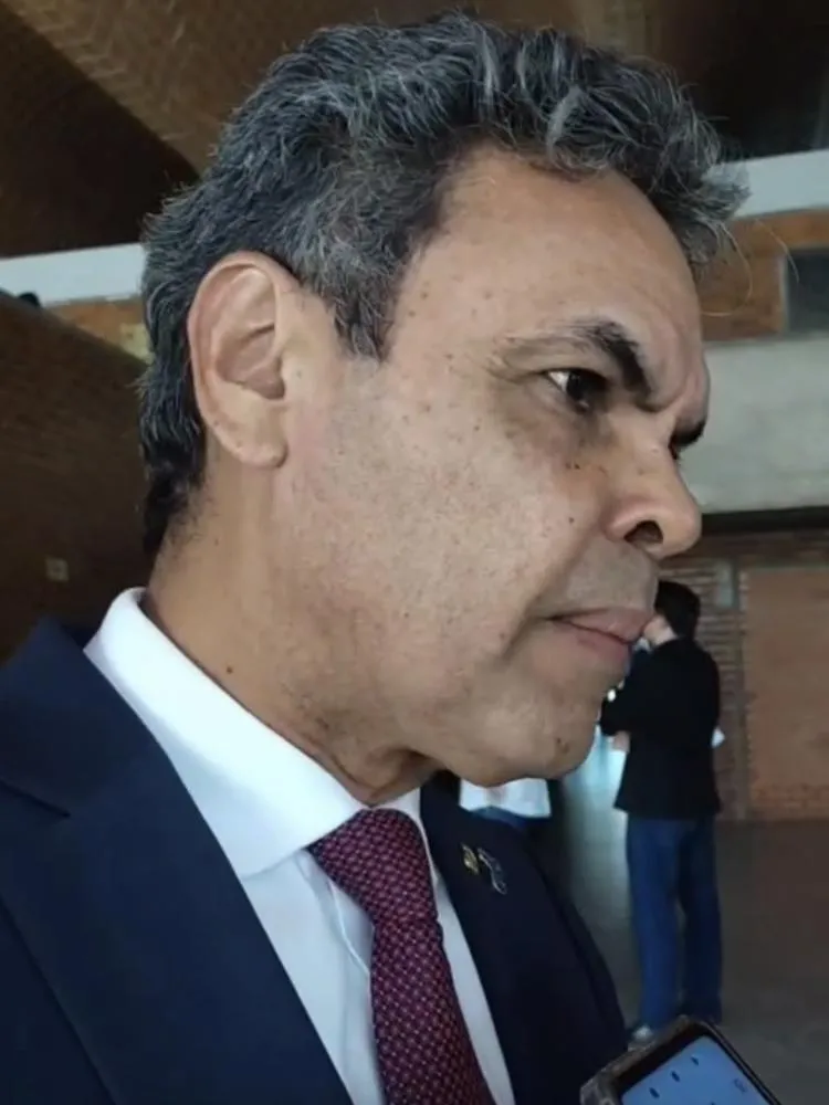 “o povo brasileiro optou pela democracia”, afirma Dr. Gil Carlos após fuga de Flávio