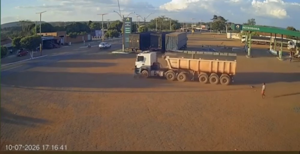 Carreta perde o controle e invade residência em Pastos Bons, no Maranhão